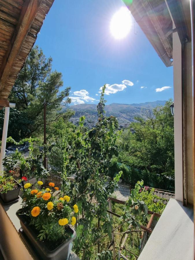 B Vishe Guest House Gjirokaster Bagian luar foto
