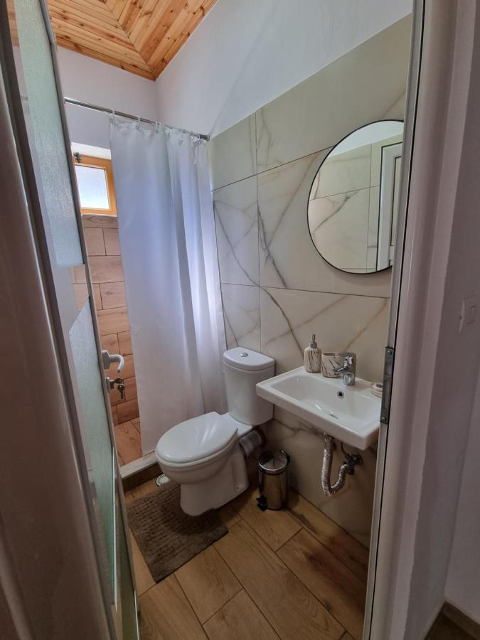 B Vishe Guest House Gjirokaster Bagian luar foto
