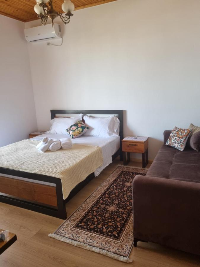 B Vishe Guest House Gjirokaster Bagian luar foto