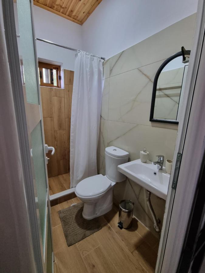 B Vishe Guest House Gjirokaster Bagian luar foto