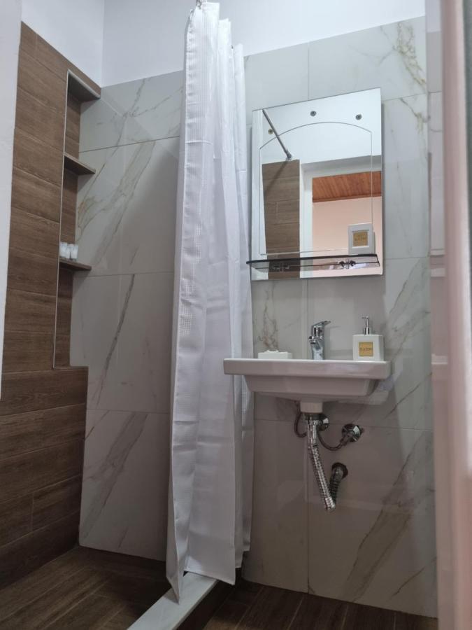 B Vishe Guest House Gjirokaster Bagian luar foto
